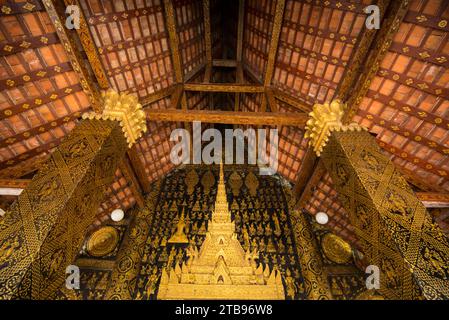 Dettaglio del tetto e della colonna di supporto all'interno del monastero Wat Xieng Thong; Luang Prabang, Laos Foto Stock