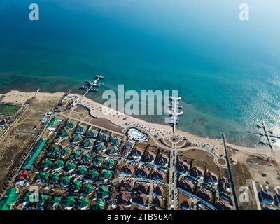 Vista aerea degli appartamenti del resort nel lago Issyk Kul durante l'inverno Foto Stock