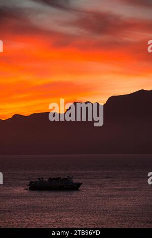 Barca sulla Half Moon Bay al crepuscolo; Isla San Francisco, Baja California Sur, Messico Foto Stock