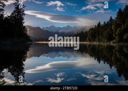 Lago Matheson all'alba con Mount Cook al centro a destra e Mount Tasman al centro a sinistra; South Island, nuova Zelanda Foto Stock