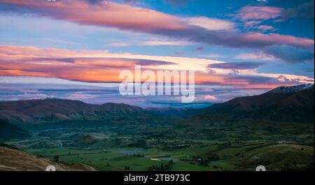 Tramonto sulla valle del fiume Cardona nella regione di Otago in nuova Zelanda; Isola del Sud, nuova Zelanda Foto Stock