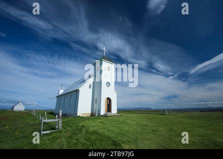 Chiesa sull'isola Flatey, la più grande isola delle isole occidentali, situata a Breidafjordur nella parte nord-occidentale dell'Islanda; Islanda Foto Stock