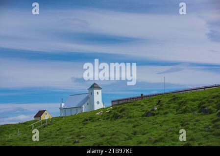 Chiesa sull'isola Flatey, la più grande isola delle isole occidentali, situata a Breidafjordur nella parte nord-occidentale dell'Islanda; Islanda Foto Stock