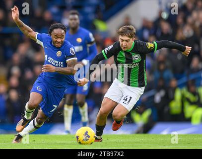 Londra, Regno Unito. 3 dic 2023 - Chelsea contro Brighton & Hove Albion - Premier League - Stamford Bridge. Raheem Sterling di Chelsea e Jack Hinselwood. Credito immagine: Mark Pain / Alamy Live News Foto Stock