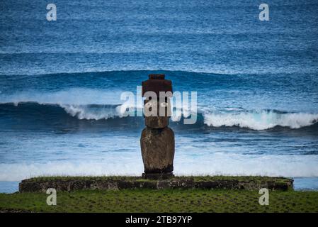 L'AHU Ko te Riku Moai sorge di fronte all'entroterra presso il complesso cerimoniale Tahai presso il Parco Nazionale di Rapa Nui sull'Isola di Pasqua; Isola di Pasqua Foto Stock