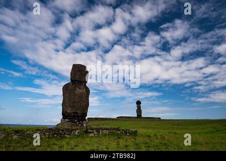 Moai si affaccia nell'entroterra presso il complesso cerimoniale Tahai sull'Isola di Pasqua, Cile; Isola di Pasqua, Isla de Pascua, Cile Foto Stock