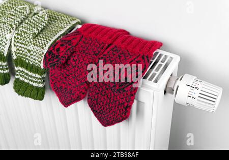 I guanti di lana si asciugano sul radiatore, guanti in maglia per primi piani Foto Stock