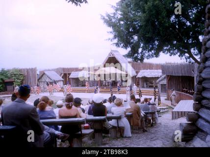 SAN FRANCISCO, CA - anni '1960: Vista generale di un incontro con i servizi armati con una folla che guarda agli anni '1960 circa a San Francisco, California. (Foto di Hy Peskin) Foto Stock