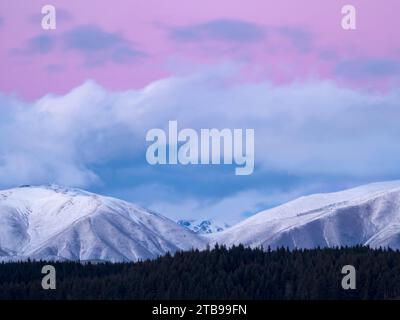 Neve fresca sulle colline di Rhoboro all'alba; Twizel, South Island, nuova Zelanda Foto Stock