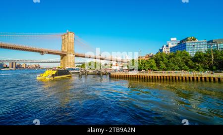 New York, Stati Uniti - 15 aprile 2022: Un terminal vicino al ponte di Brooklyn con navi passeggeri durante un giorno Foto Stock