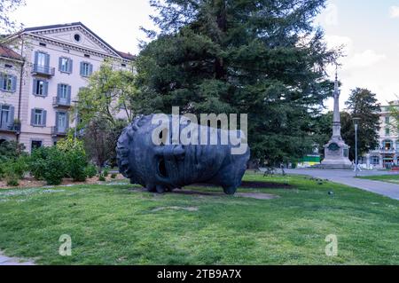 Lugano, Svizzera - 8 marzo 2023: La famosa testa a forma di monumento chiamata "Eros Blindfolded" artista Igor Mitora Foto Stock