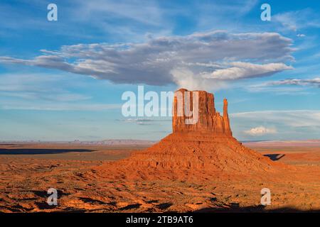 Formazione rocciosa chiamata West Mitten butte nella Monument Valley, Arizona. La roccia rossa si illumina al tramonto mentre la luce li colpisce Foto Stock