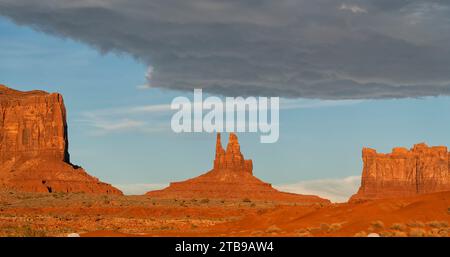 Formazioni rocciose della Monument Valley, Arizona. La roccia rossa si illumina al tramonto mentre la luce li colpisce; Arizona, Stati Uniti d'America Foto Stock