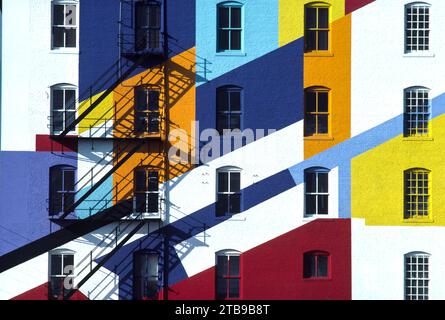 Fuga d'incendio su un edificio colorato; New York City, New York, Stati Uniti d'America Foto Stock