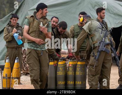 Israele meridionale, Israele. 5 dicembre 2023. I soldati israeliani preparano un nuovo lotto di proiettili mentre sparano a un obice semovente da 155 mm posizionato in un'area di sosta vicino alla Striscia di Gaza nel sud di Israele, 5 dicembre 2023. Il fuoco di artiglieria continua così come gli attacchi dell'aeronautica militare israeliana contro la Striscia di Gaza, mentre le forze di terra stanno operando nella parte meridionale di Gaza. Foto di Jim Hollander/UPI Credit: UPI/Alamy Live News Foto Stock