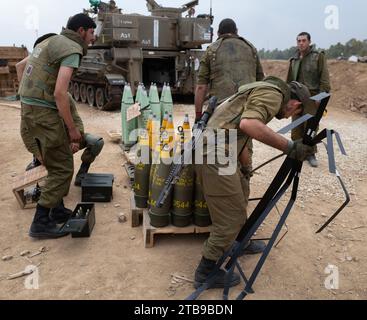 Israele meridionale, Israele. 5 dicembre 2023. I soldati israeliani preparano un nuovo lotto di proiettili mentre sparano a un obice semovente da 155 mm posizionato in un'area di sosta vicino alla Striscia di Gaza nel sud di Israele, 5 dicembre 2023. Il fuoco di artiglieria continua così come gli attacchi dell'aeronautica militare israeliana contro la Striscia di Gaza, mentre le forze di terra stanno operando nella parte meridionale di Gaza. Foto di Jim Hollander/UPI Credit: UPI/Alamy Live News Foto Stock