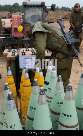 Israele meridionale, Israele. 5 dicembre 2023. I soldati israeliani preparano un nuovo lotto di proiettili mentre sparano a un obice semovente da 155 mm posizionato in un'area di sosta vicino alla Striscia di Gaza nel sud di Israele, 5 dicembre 2023. Il fuoco di artiglieria continua così come gli attacchi dell'aeronautica militare israeliana contro la Striscia di Gaza, mentre le forze di terra stanno operando nella parte meridionale di Gaza. Foto di Jim Hollander/UPI Credit: UPI/Alamy Live News Foto Stock