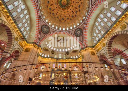 All'interno della Moschea di Solimano, vista del soffitto a cupola e delle lampade, costruita a partire dal 1550, sito patrimonio dell'umanità dell'UNESCO; Istanbul, Turchia Foto Stock