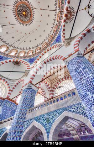 Interno ravvicinato della Moschea Rustem Pasha con le sue piastrelle Iznik blu e bianche e il soffitto a cupola; Istanbul, Turchia Foto Stock