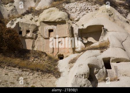 Primo piano della facciata della chiesa grotta scavata nelle formazioni rocciose vicino alla città di Goreme nella Pigeon Valley, regione della Cappadocia; provincia di Nevsehir, Turchia Foto Stock