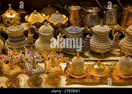 Teiere decorative e lampade tradizionali turche a olio in vendita in ottone, rame e con cimeli esposti in un negozio nel Bazar delle spezie in... Foto Stock