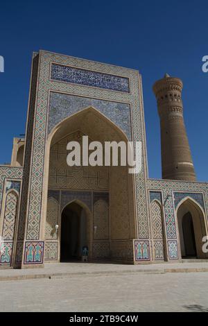 Kalyan Mosque (1514) con Kalyan Minaret sullo sfondo nel poi Kalan Religous Complex; Bukhara, Uzbekistan Foto Stock