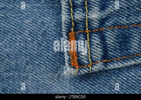 Denim industria tessile, jeans, giacche, gonne, pantaloni, denim vecchio, denim sbiadito. Il denim come è riconosciuto oggi è stato prodotto per la prima volta a Nimes in Francia!! Foto Stock