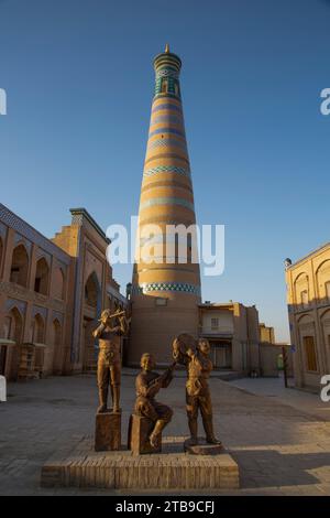 Scultura con la Madrasa di Islam Khoja e il Minareto di Islam Khoja a Itchan Kala; Khiva, Uzbekistan Foto Stock