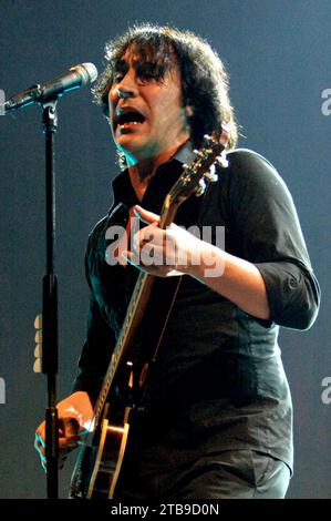 Milano Italia 2006-09-07 : Manuel Agnelli cantante e chitarrista del gruppo Afterhours durante il concerto all'Idroscalo Foto Stock