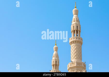 Dubai, Emirati Arabi Uniti - 21 giugno 2023: Primo piano dei minareti della Moschea di Jumeirah nella città di Dubai durante un giorno Foto Stock