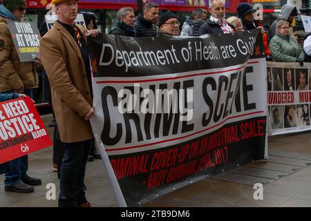 Londra, Regno Unito. 5 novembre 2023. L'anno scorso, l'indagine sul sangue contaminato ha sentito strazianti storie di persone in tutto il Regno Unito su come le vite erano state distrutte dal sangue infetto tenere una protesta fuori ufficio gabinetto lato credito: Richard Lincoln / Alamy Live News Foto Stock