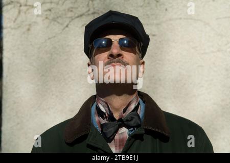 Ritratto di un uomo maturo vestito da autista; Lincoln, Nebraska, Stati Uniti d'America Foto Stock