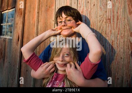 Due fratelli che giocano e sono sciocchi insieme; Dunbar, Nebraska, Stati Uniti d'America Foto Stock