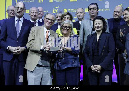 Bruxelles, Belgio. 5 dicembre 2023. Il gruppo Willy Naessens festeggia vincendo la cerimonia di premiazione per la 29a edizione della "compagnia dell'anno" (fiamminga) e della "Scala dell'anno" per l'anno 2023, martedì 05 dicembre 2023 a Bruxelles. BELGA PHOTO NICOLAS MAETERLINCK Credit: Belga News Agency/Alamy Live News Foto Stock