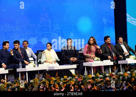 Kolkata, India. 5 dicembre 2023. Il primo ministro del Bengala Occidentale Mamata Banerjee, gli attori di Bollywood Salman Khan e Sonakshi Sinha, l'ex presidente del BCCI Sourav Ganguly, l'attore Anil Kapoor e il regista Mahesh Bhatt stanno partecipando all'inaugurazione del 29 ° Kolkata International Film Festival a Calcutta, in India, il 5 dicembre 2023. (Foto di Debajyoti Chakraborty/NurPhoto)0 crediti: NurPhoto SRL/Alamy Live News Foto Stock