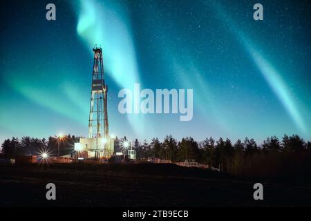 Aurora boreale aurora boreale sopra il carro di perforazione per gas petroliferi. Concetto industriale Foto Stock