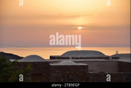 Il sole tramonta sui dammusi, Pantelleria Foto Stock