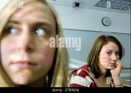 Due giovani studenti universitari siedono nella loro classe; Fairbanks, Alaska, Stati Uniti d'America Foto Stock