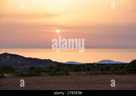 Il sole tramonta sui dammusi, Pantelleria Foto Stock