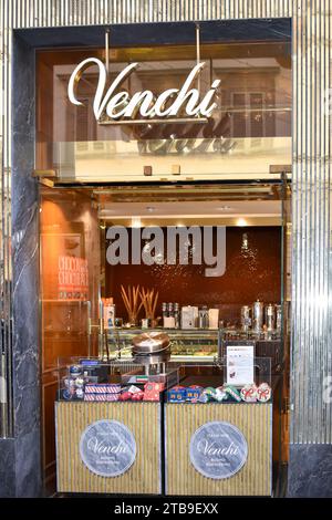 Firenze, Italia - 24 novembre 2023: Negozio di cioccolato e gelati Venchi a Firenze in via dei Calzaiuoli Foto Stock