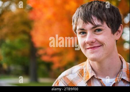 Ritratto all'aperto di un ragazzo adolescente in autunno; Lincoln, Nebraska, Stati Uniti d'America Foto Stock