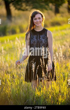 Ritratto di una ragazza adolescente in un campo di campagna; Dunbar, Nebraska, Stati Uniti d'America Foto Stock