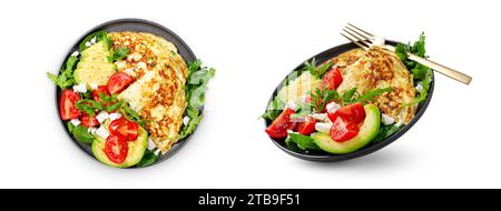 Omelette servite con avocado e pomodori ciliegini, colazione salutare su sfondo bianco isolato Foto Stock
