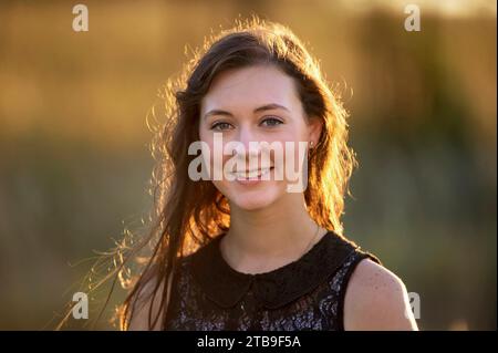 Ritratto di una ragazza adolescente sotto la luce del sole; Dunbar, Nebraska, Stati Uniti d'America Foto Stock