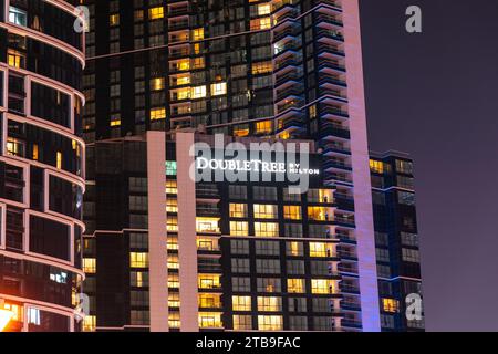 Dubai, Emirati Arabi Uniti - 21 giugno 2023: Hotel Doubletree by Hilton Dubai - Jumeirah Beach a Dubai di notte Foto Stock