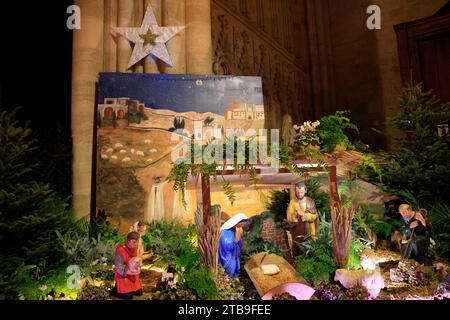 Il presepe di Natale nella cattedrale di Saint-André a Bordeaux il 24 dicembre a mezzanotte. Il bambino Gesù non è ancora lì perché sarà posto dur Foto Stock