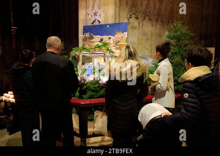 Il presepe di Natale nella cattedrale di Saint-André a Bordeaux il 24 dicembre a mezzanotte. Il bambino Gesù non è ancora lì perché sarà posto dur Foto Stock