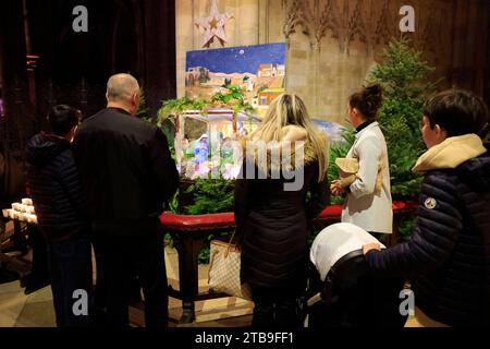 Il presepe di Natale nella cattedrale di Saint-André a Bordeaux il 24 dicembre a mezzanotte. Il bambino Gesù non è ancora lì perché sarà posto dur Foto Stock