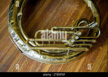 Antica tuba poggia su un pavimento di legno; Lincoln, Nebraska, Stati Uniti d'America Foto Stock