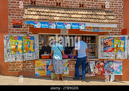 Clienti malgasci che acquistano cibo in un piccolo negozio di alimentari nella città di Fianarantsoa, Haute Matsiatra Region, Central Highlands, Madagascar, Africa Foto Stock